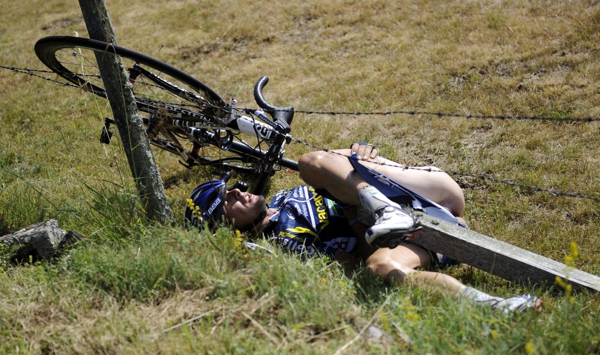 2011. aasta Tour de France’il paiskas saateauto Hollandi ratturi Johnny Hoogerlandi teelt välja okastraatidesse.