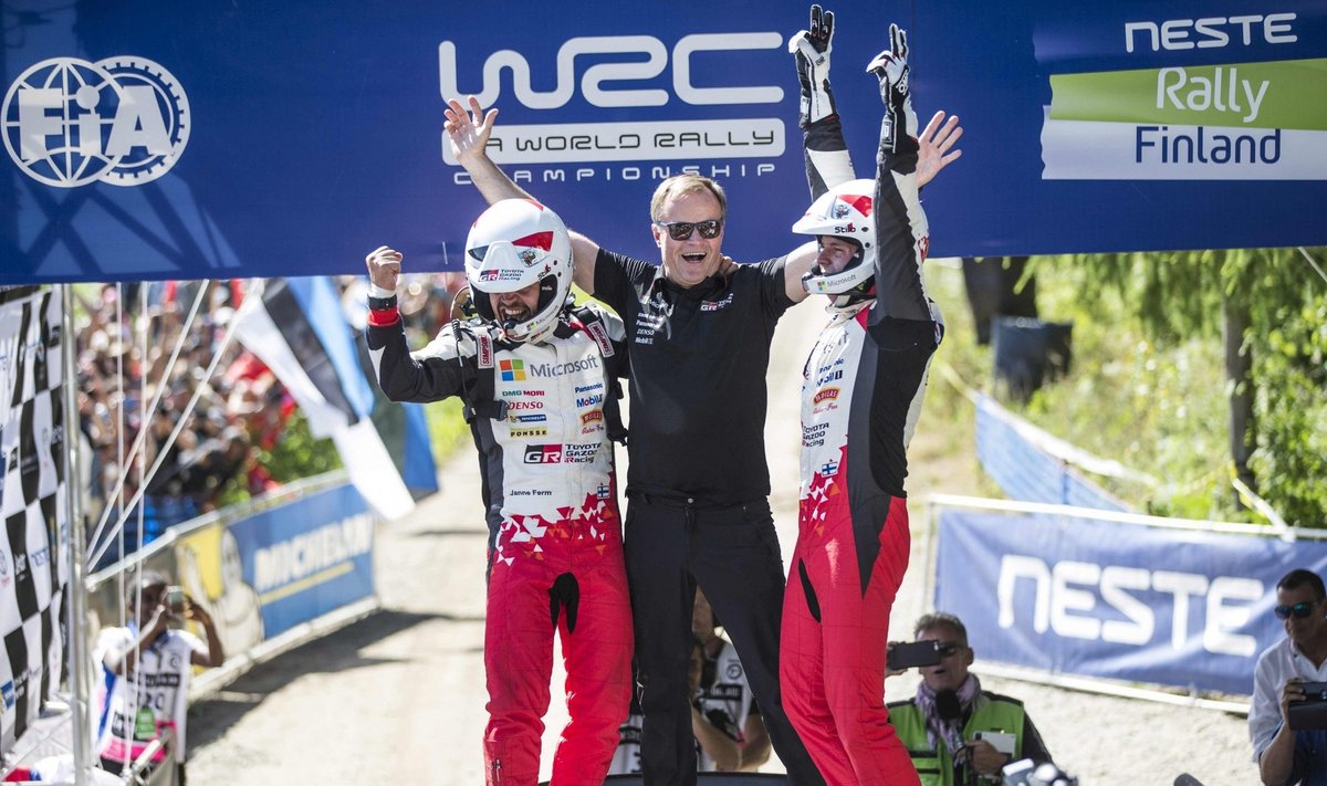 Tommi Mäkinen (keskel) rõõmustab Soome ralli võidu üle