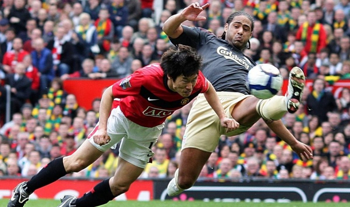 Manchester United's Ji-Sung Park, left, scores his sides second goal during an English Premier League match at Old Trafford, Manchester, England Sunday March 21, 2010.   (AP Photo/Martin Rickett/PA Wire) ** UNITED KINGDOM OUT NO SALES NO ARCHIVE - NO INTERNET/MOBILE USAGE WITHOUT FAPL LICENCE - SEE IPTC SPECIAL INSTRUCTIONS FIELD FOR DETAILS ** / SCANPIX Code: 436