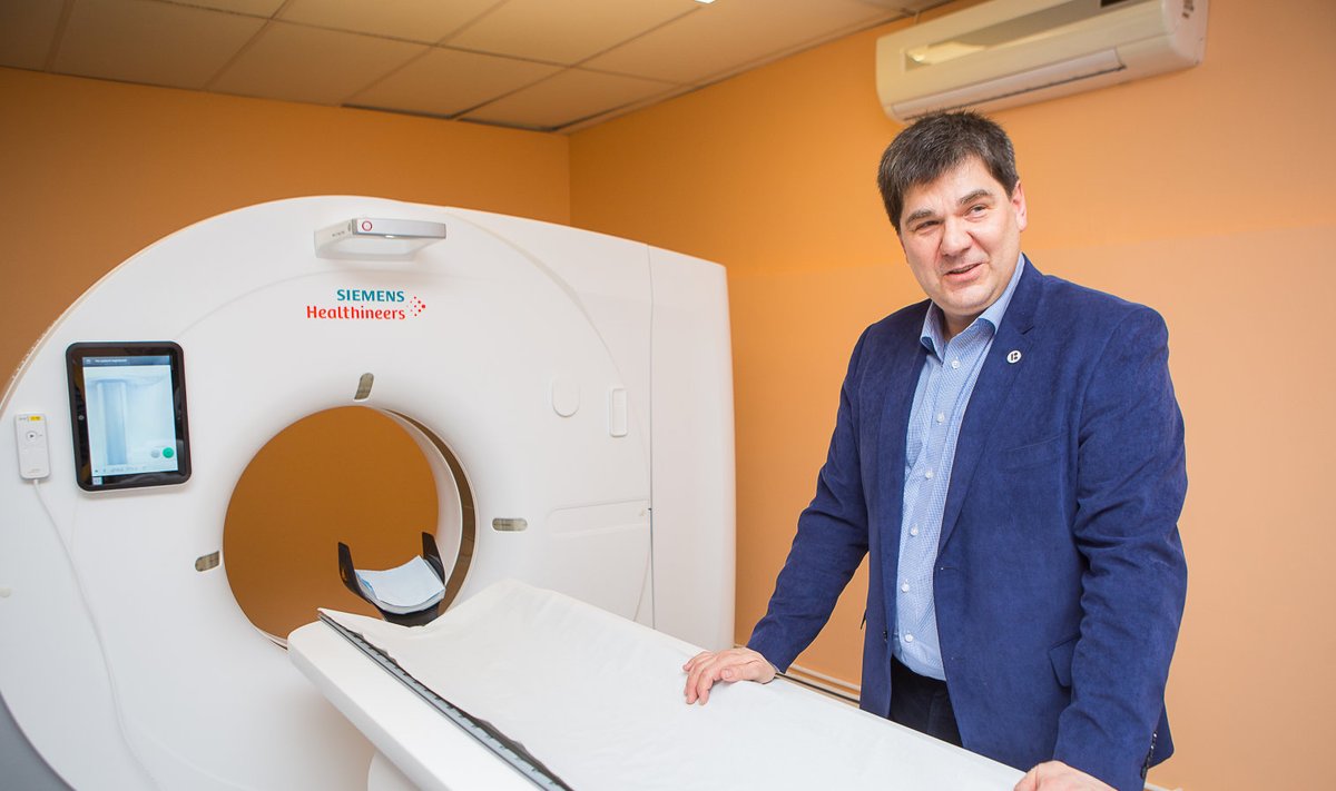 Haigla ambulatoorse ravi ja diagnostikakliiniku ülemarst Toomas Tuuling tutvustamas uut kompuutertomograafi. 