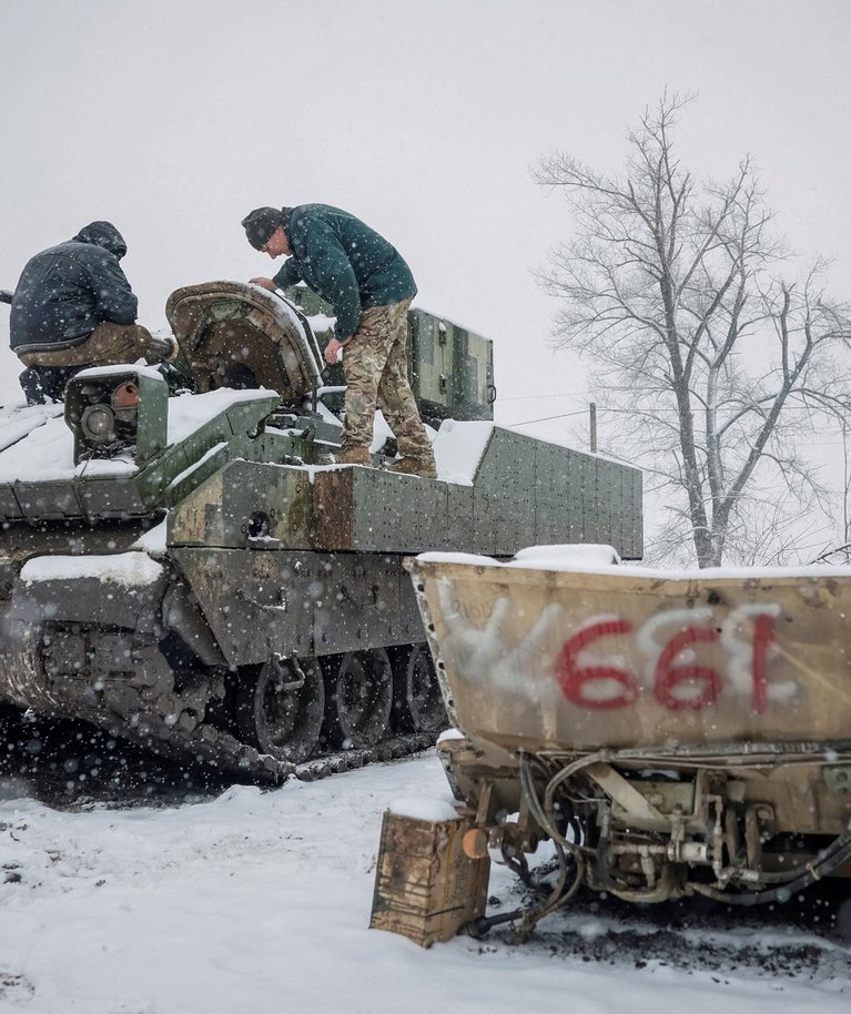Ukraina 47. mehhaniseeritud brigaadi mehed putitamas oma M2 Bradley lahingumasinat. Pilt on tehtud Donetski piirkonnas 9. veebruaril.