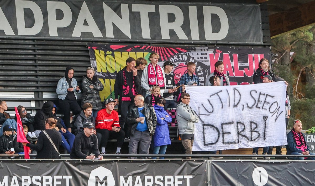 Nõmme Kalju fännid Hiiu staadionil kohtumises Nõmme Unitedi vastu.