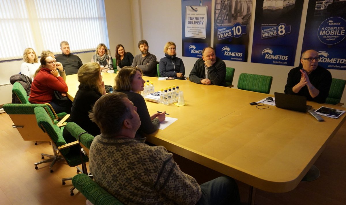 LEADER-i rahastuse abil käisid Muhu Liha Tulundusühistu liikmed Soomes Kometose tehases tapamajaga tutvumas. Paremal räägib tapamajast firma Kometos esindaja Pekka Paloniemi. 