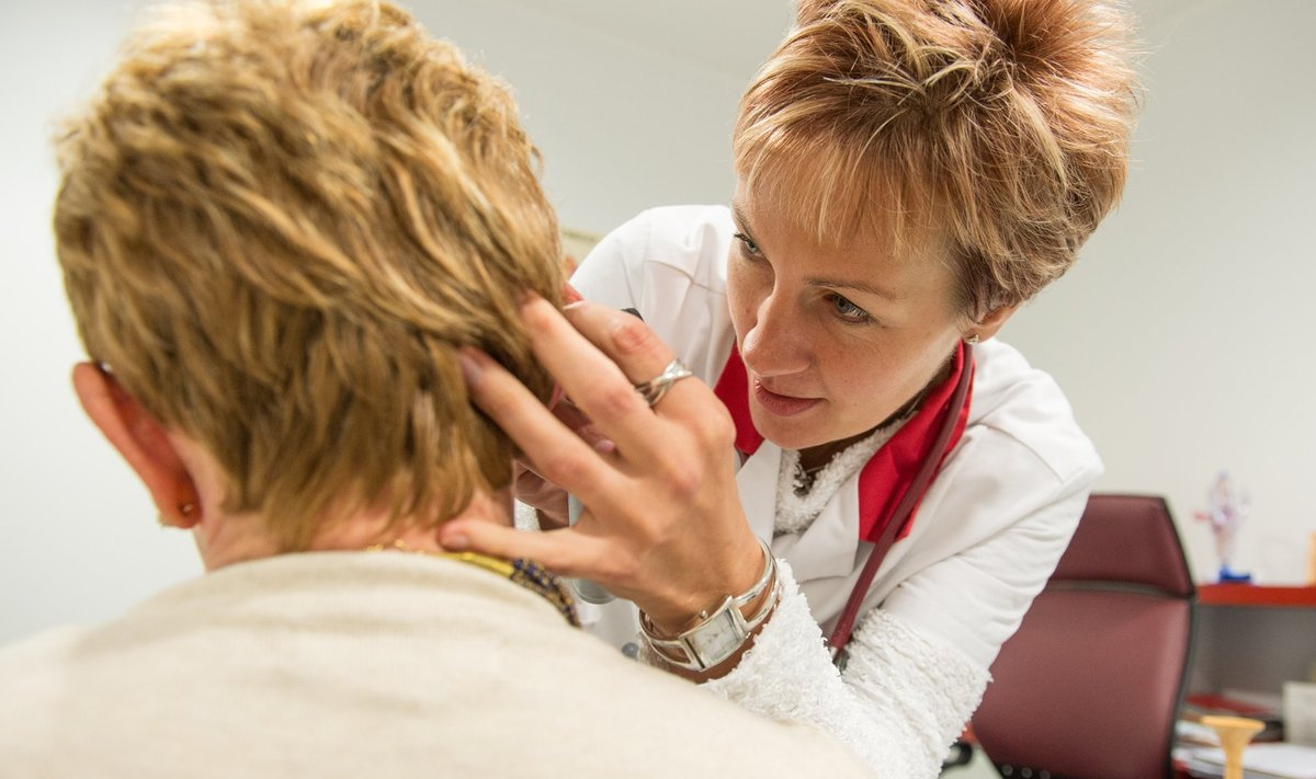 Kui vastuvõtule tuleb valutava kurguga patsient, kontrollib dr Eve Kivistik otoskoobiga sageli üle ka abivajaja kõrvad.