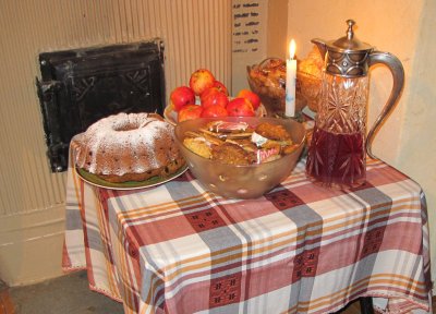  Jõululaua tavapärasteks maiusteks olid piparkoogid, õunad ja jõulukeeks.