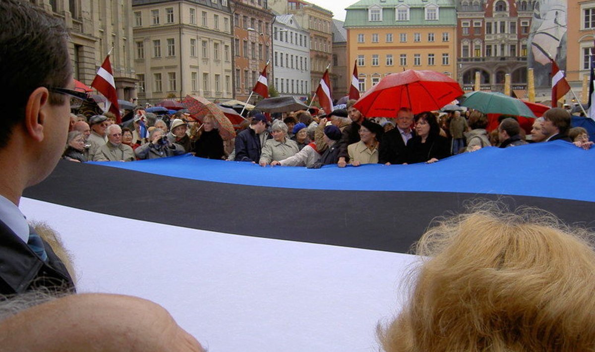 Eestile kogunes Lätis toetust avaldama tuhat inimest. 