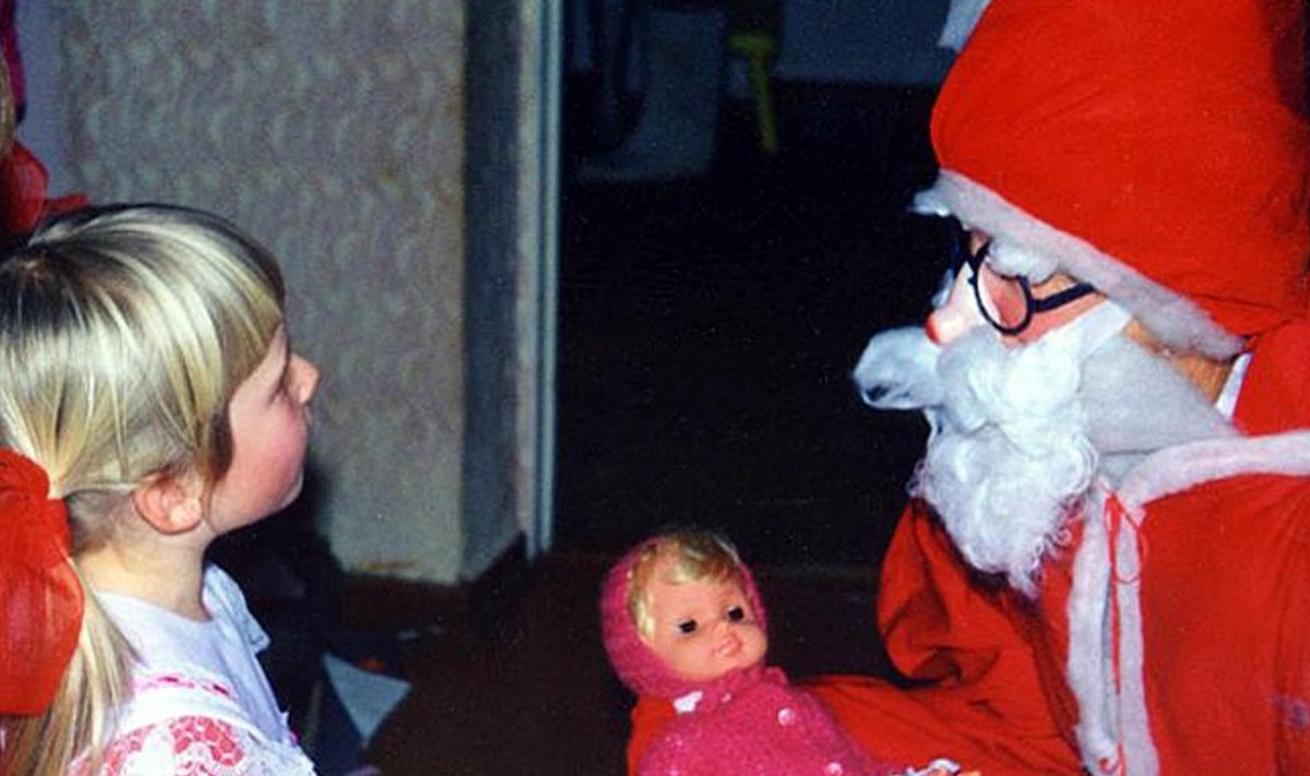 Jõulukingi lunastamiseks tuli lugeda salmi, mängida klaveripala või laulda. Pildil Riita lapselaps 1997ndal aastal. 