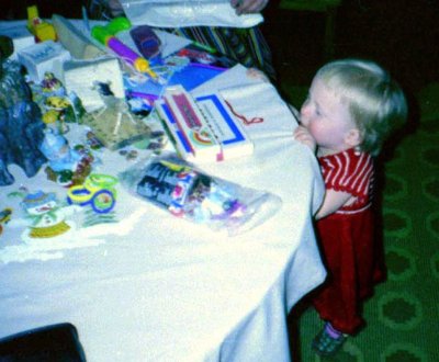 Riita lapselaps 1994ndal aastal, uudistamas laua peal olevaid kinke. Jõuluärevus ja rõõm pole aegade jooksul kuhugi kadunud.