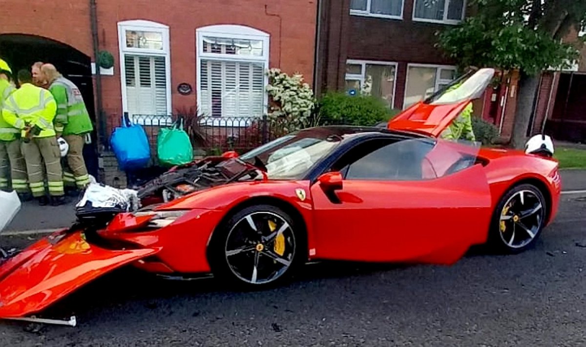 Juhtub mujalgi: fotol on 2022. aastal Inglismaal Bristolis avariisse sattunud Ferrari SF90.