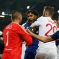 VIDEO | Uskumatu süüdimatus: Evertoni fänn üritas vastasmängijat peksta, hoides samal ajal last süles