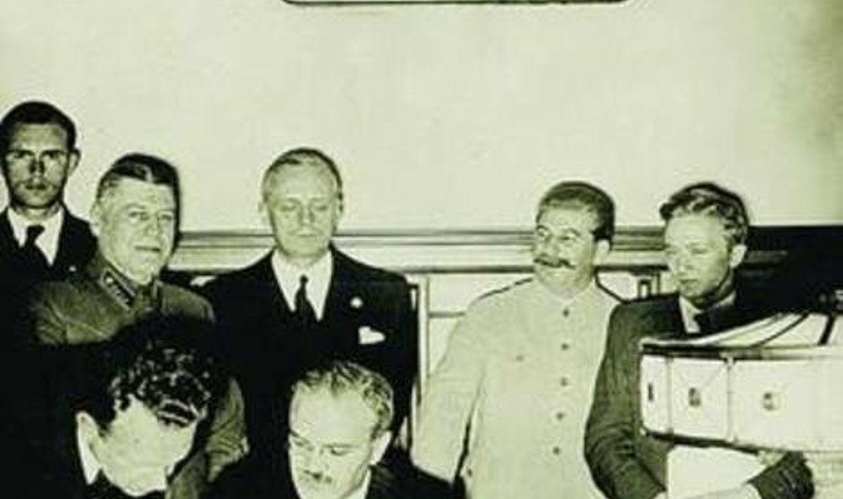 Molotov allkirjastab mittekallaletungilepingut Saksamaa ja Nõukogude Liidu vahel. Tema taga seisavad Ribbentrop ja Stalin