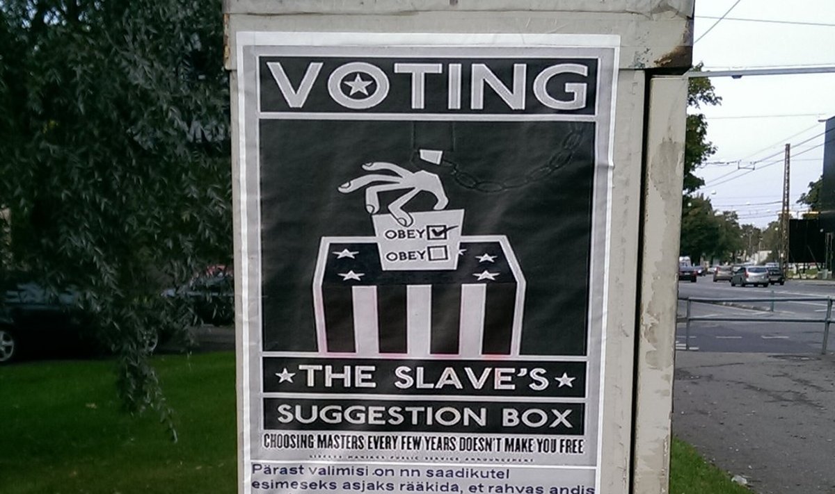 Ühiskonnakriitiline plakat Tallinnas Koskla tänaval