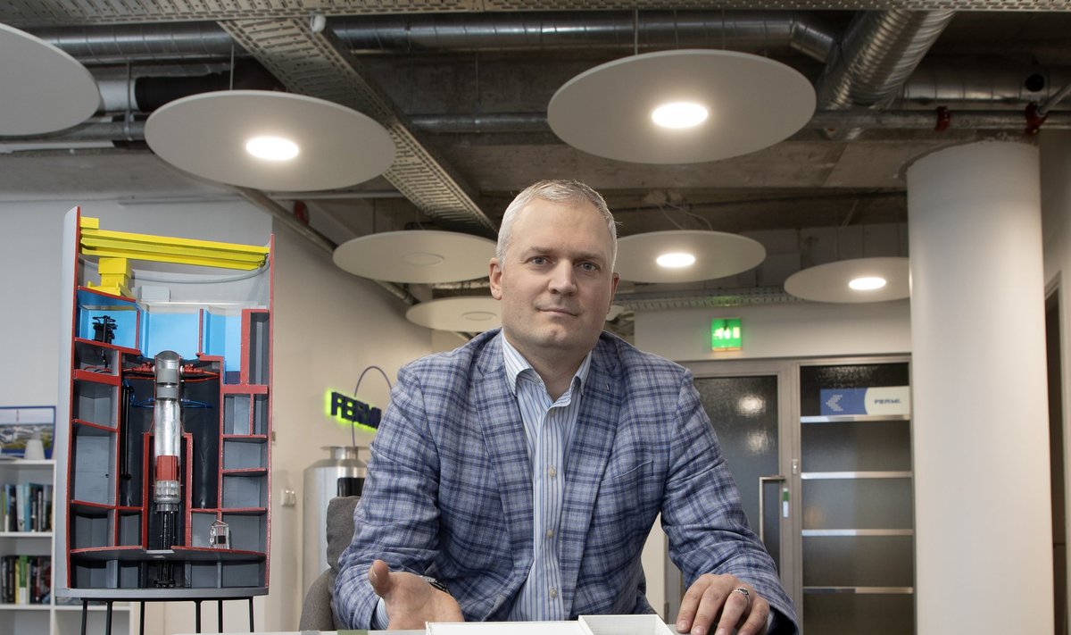 Fermi Energia juhatuse esimees Kalev Kallemets koos võimaliku tuumajaama maketiga.