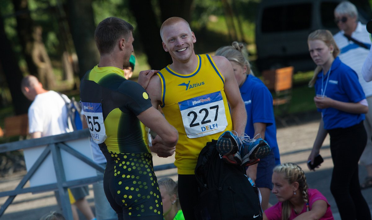 Pärnu Altiuse tõkkesprinter Rauno Kirschbaumist (kollases särgis) sai kiirjooksjate vanemtreener.