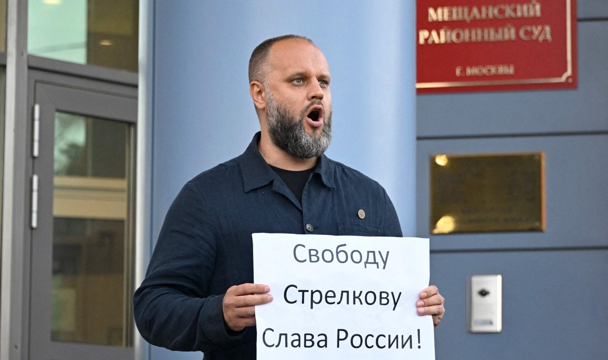 Moskva kohtumaja ette, kus Girkinile süüdistus esitati, tuli kaks meeleavaldajat, kellest üks oli Donetski nn rahvavabariigi kunagine kuberner Pavel Gubarev (pildil).