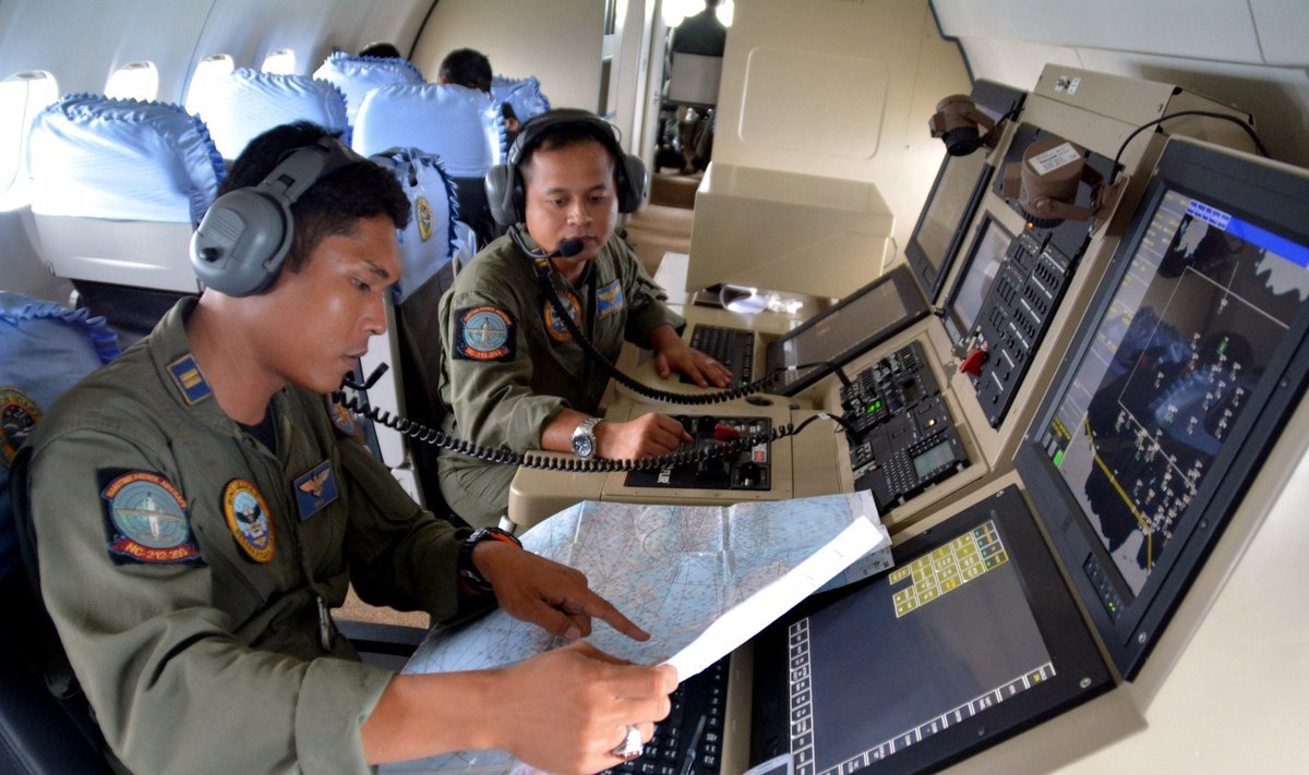 Pildil on Indoneesia mereväelased, kes aitavad kadunud lennukit otsida. Seni pole otsingud tulemust andnud.