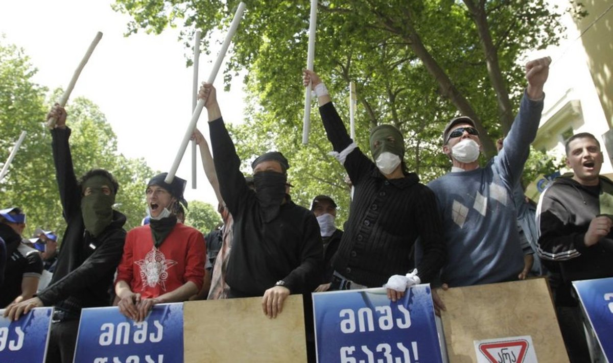 Valitsusvastased meeleavaldajad eile Tbilisis.