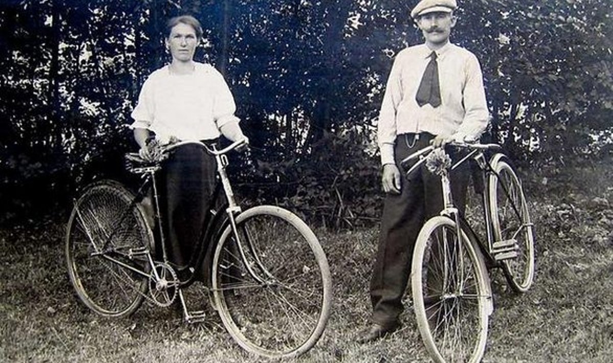 UHKUSE ASI: Enno Lehise ema ja isa jalgratastega 1920. aastate algupoolel.