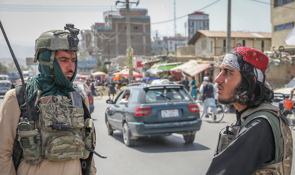 Uue võimu nägu: Talibani liikmed valvasid eile Kabuli kontrollpunktis korda.