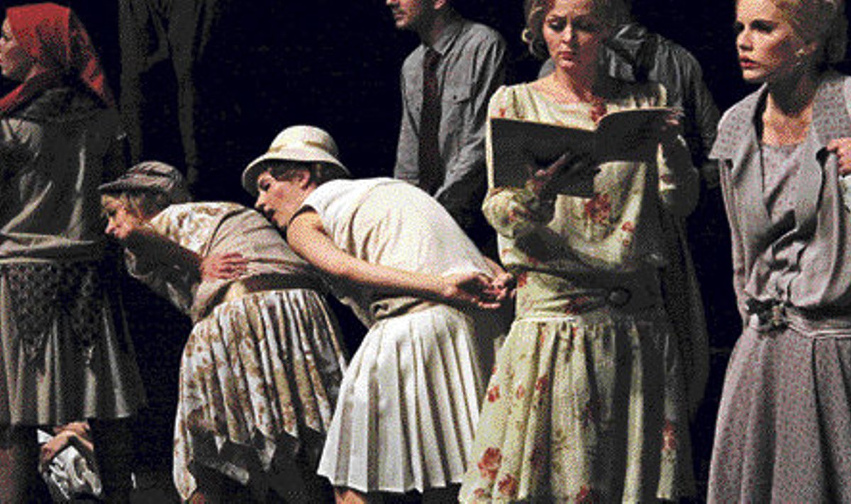Literaat Berlioz kaotab Saša Pepeljajevi lavastuses pea naistest koosneva trammi tõttu.