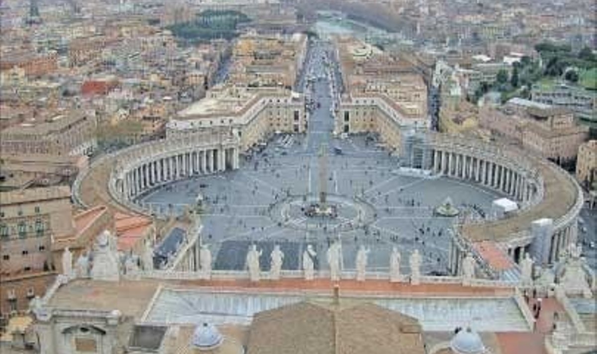Hingemattev vaade Roomale Vatikani Püha Peetruse basiilika vaateplatvormilt.
