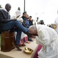 ФОТО: Папа Франциск омыл и поцеловал ноги беженцам