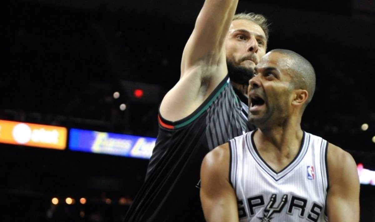 San Antonio ja Prantsusmaa koondise mängujuht Tony Parker (valges) ja Viktor Sanikidze.