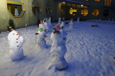 Keila Rukilille lasteaia lumememmede armee.