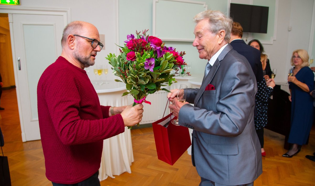 KOLLEEGID Voldemar Kuslapit õnnitleb bariton Jassi Zahharov, kes on samuti lasknud oma häälel kõlada nii ooperis, operetis, muusikalis kui ka kergemuusika lavadel. 