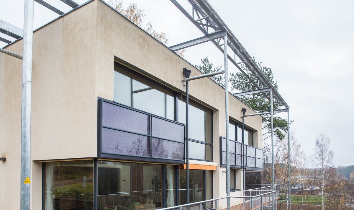 Eesti esimene sertifitseeritud passiivmaja valmis Põlvas kaks aastat tagasi ja kuulub energiaklassi A, sest hoonel on ka päikesepaneelid, mis toodavad kogu vajamineva aastase energia. 