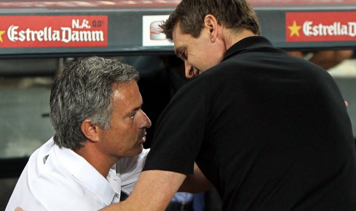 Tito Vilanova (paremal) ja Jose Mourinho on selle aasta omavahelistes mängudes käitunud sümpaatselt.