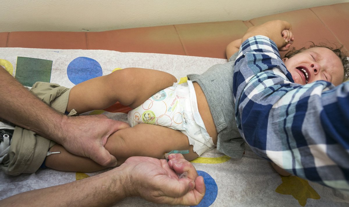 Aastase poisi vaktsineerimine leetrite, mumpsi ja punetiste vastu Californias. 