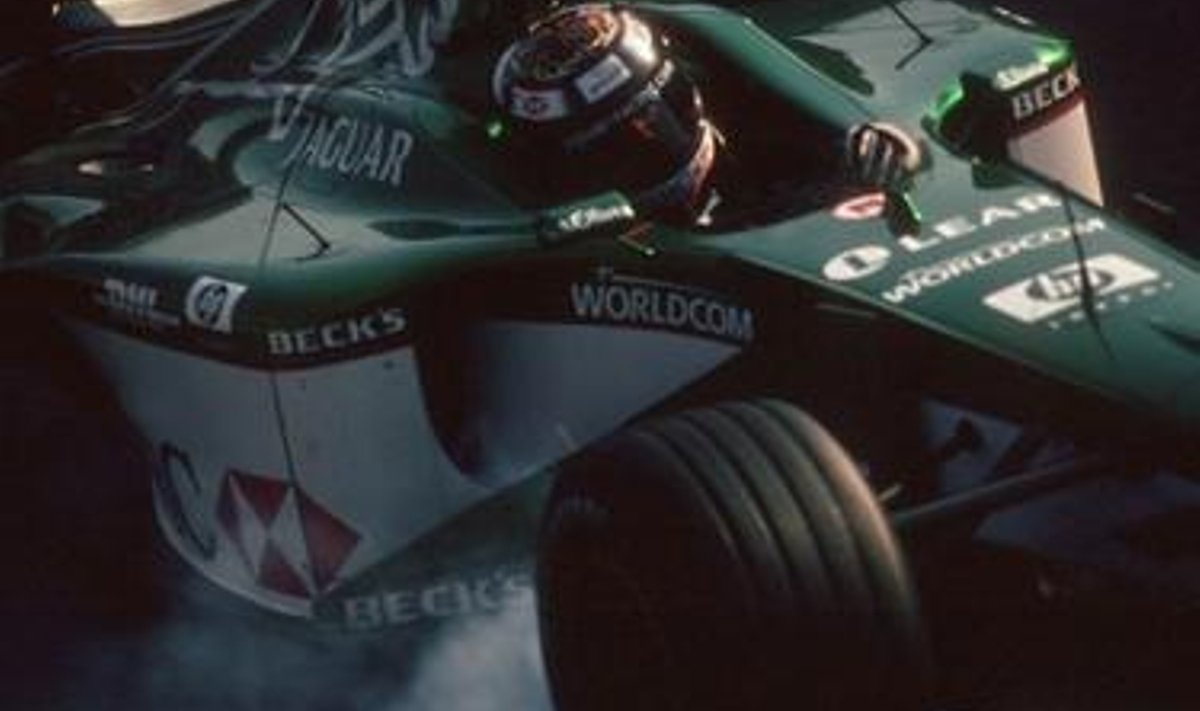 Eddie Irvine kihutamas Jaguar R2-l