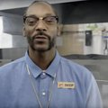 Räppar Snoop Dogg õpetab Burger Kingi töötajatele hot dogi tegemist