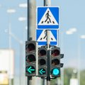 Tallinnas sõitis auto otsa rohelise tulega teed ületanud naisele