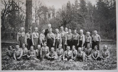 Noorkotkad ja kodutütred 1939. aastal. Raul Kuutma ülemises reas vasakult neljas