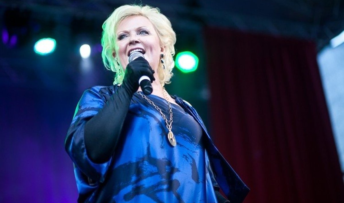 Tänavu veebruaris oma 55. sünnipäeva tähistanud lauljatar Anne Veski tuuritab sel suvel Eesti linnades. Koos Veskiga astuvad üles Koit Toome, Karl Madis ja Uku Suviste.