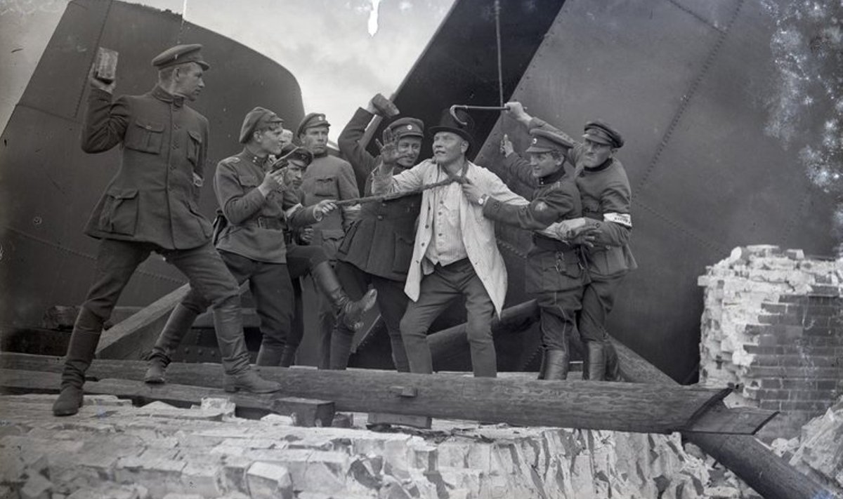 Эстонские солдаты шутливо позируют фотографу, показывая, как они „наподдали немецким баронам“ под Вынну (Цесисом)
