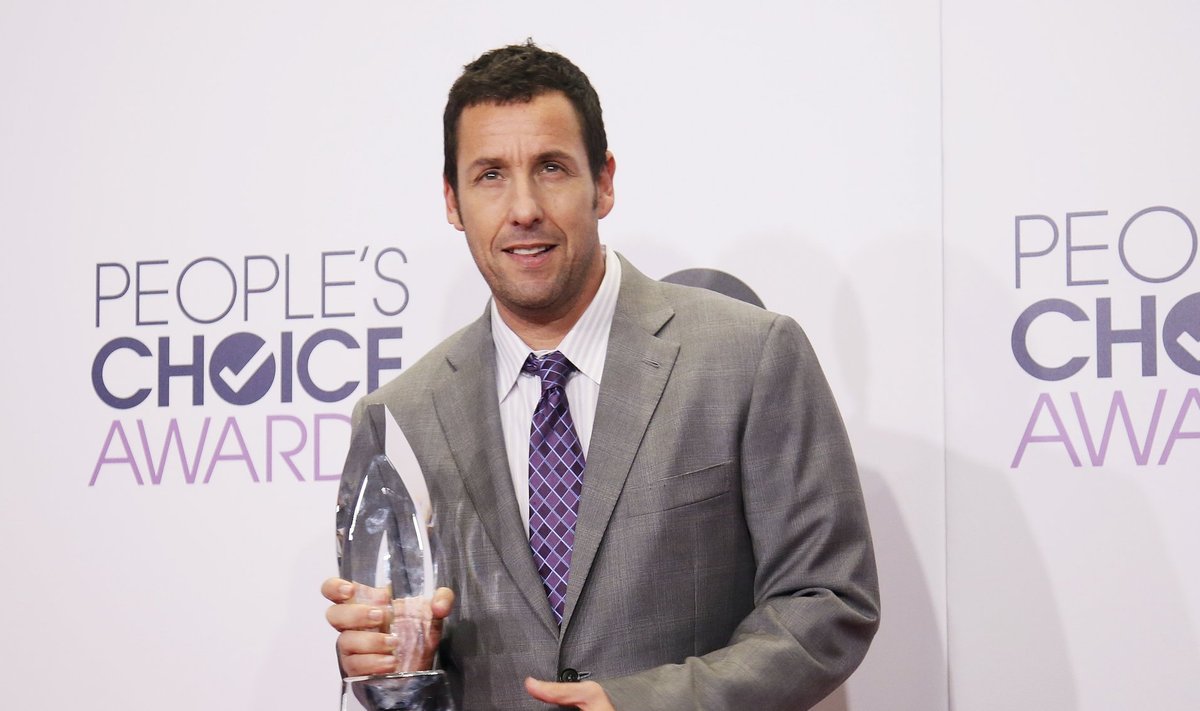 Adam Sandler poses with his award during the 2015 People's Choice Awards in Los Angeles