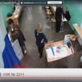 VIDEOD: Mitmetes kohtades Venemaal tabas kaamera valimiskomisjonide liikmed sedeleid kastidesse juurde toppimas