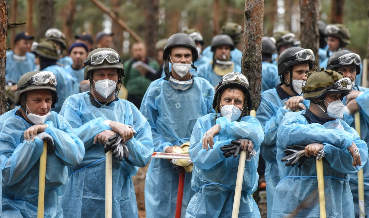 JUBE TÖÖ: Päästetöötajate meeskond, kes Izjumi metsas laipu välja kaevab.