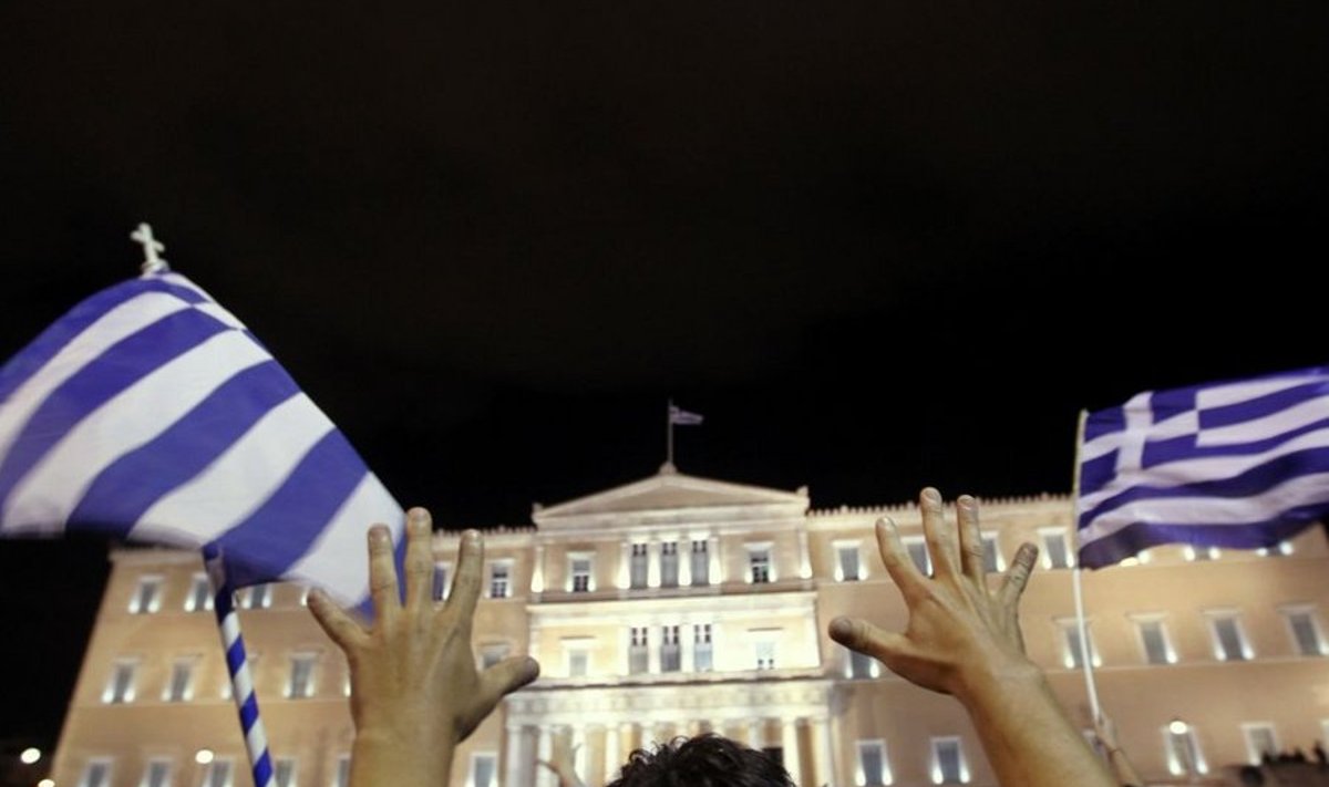 Kreeklased avaldasid eile õhtul parlamendihoone ees meelt täiendavate kärpeplaanide vastu.