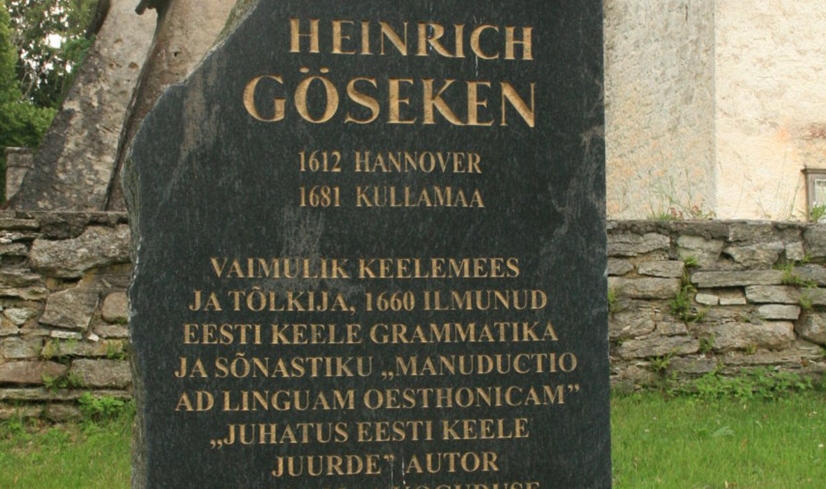 Kullamaa kiriku ja surnuaia juures on mitmeid mälestuskive Eesti kultuuriloos olulise panuse andnud inimestele. Mälestuskivi Heinrich Gösekenile, kes koostas esimese eesti keele grammatika.
