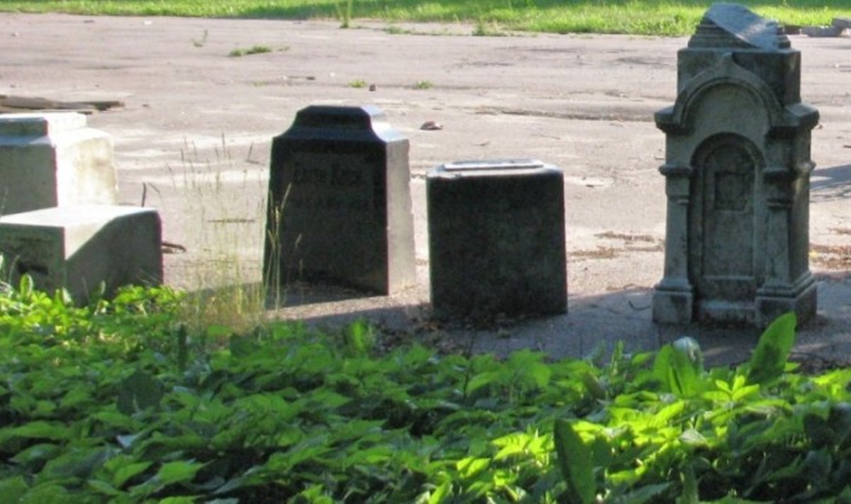 Kopli surnuaia vanad hauakivid