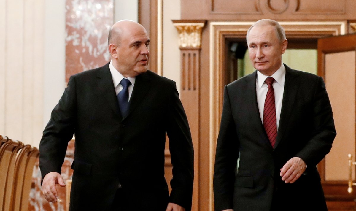 Mihhail Mišustin (vasakul) ütleb, et Vladimir Putini seatud eesmärkide täitmiseks tuleb majandus kasvama panna.