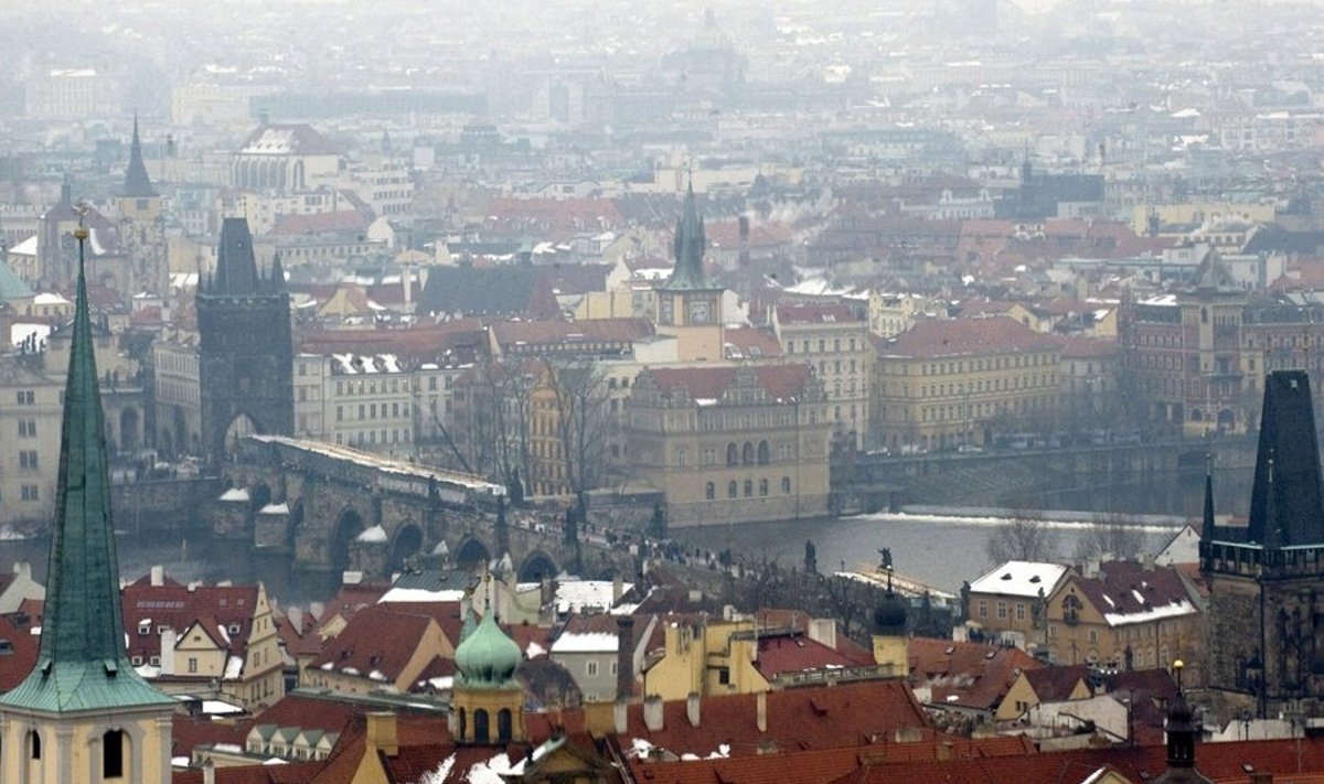 Photo taken on February 19, 2010  from the window of the Prague Castle shows the Charles Bridge connecting the Old Town quarter and Mala Strana or Lesser Quarter over Vltava river. PHOTO AFP/MICHAL CIZEK