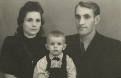 VANEMATEGA: Pooleteiseaastane Lembit koos ema Maria ja isa Johaniga 1949. aasta veebruaris Koerus.