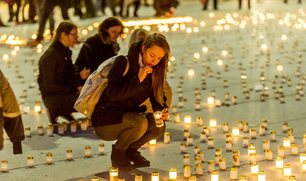 Küünlade süütamine küüditatute mälestuseks Tallinnas Vabaduse väljakul