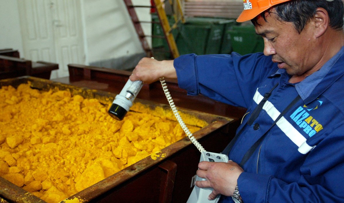 Töötaja kontrollib Kasahstanis uraanoksiidi radiatsioonitaset.