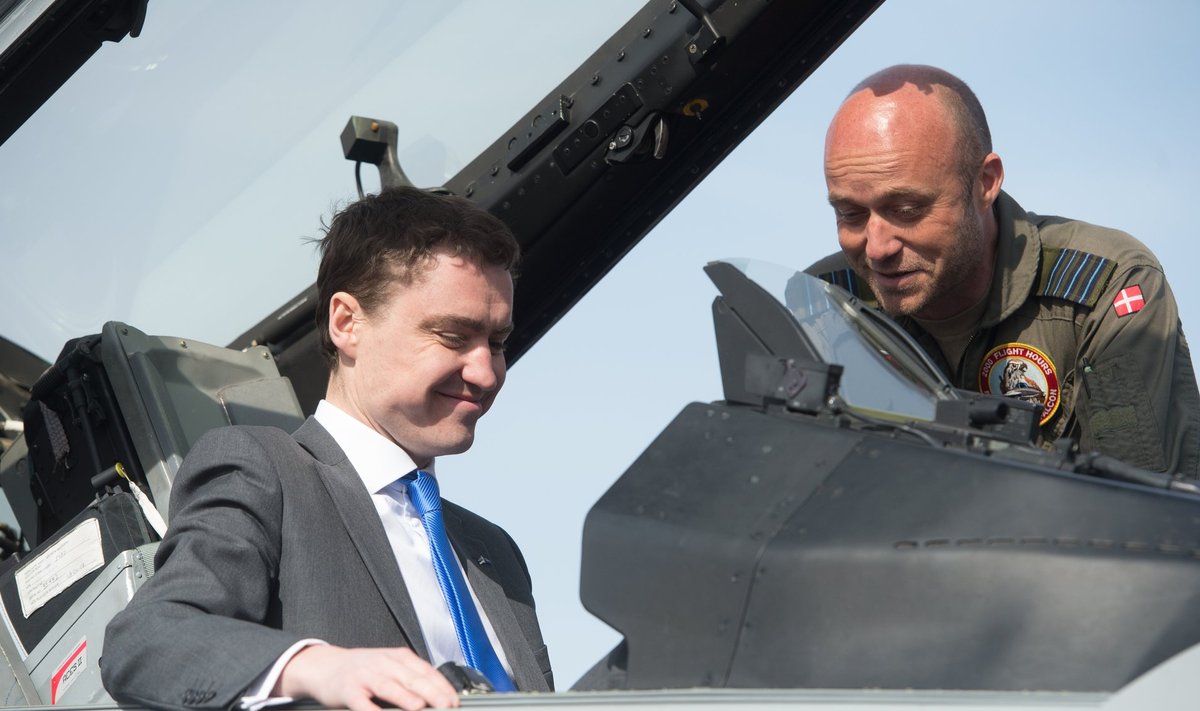 Prime Minister Rõivas is known to take keen interest in fancy aircraft